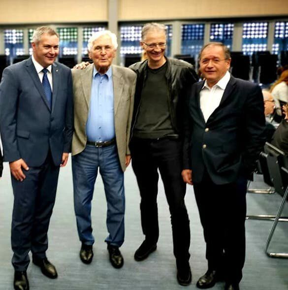 RDEČ JUNAK, KRADLJIVA SRAKA