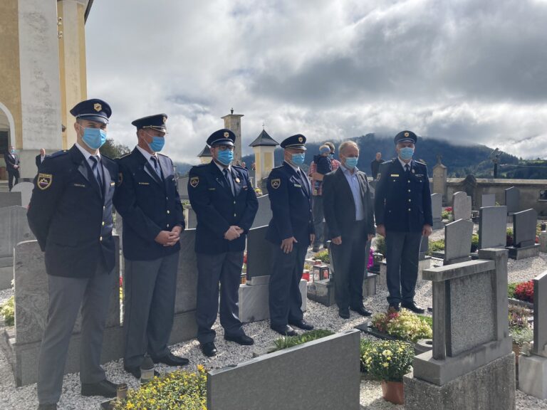 SIMBOLNA ZAHVALA PADLIM IN UMRLIM SLOVENSKIM POLICISTOM