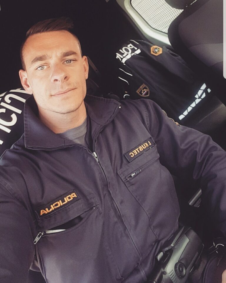 OSUMLJENI PODKUPNINE ŠE VEDNO V POLICIJSKI UNIFORMI, JAZ ZARADI FB-ZAPISOV ODPUŠČEN