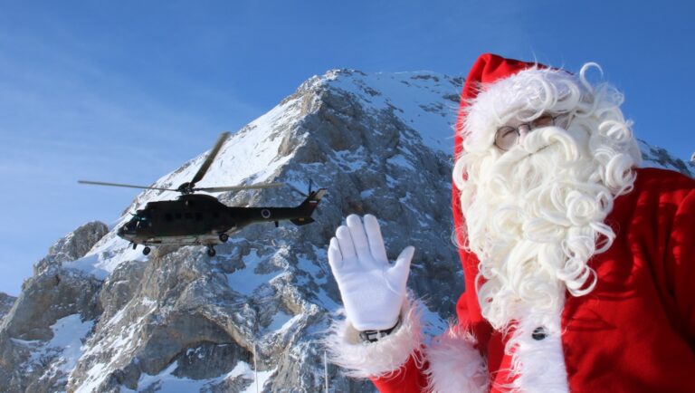 HELIKOPTER SLOVENSKE VOJSKE PO SLOVENIJI PREVAŽA(L) BOŽIČKA