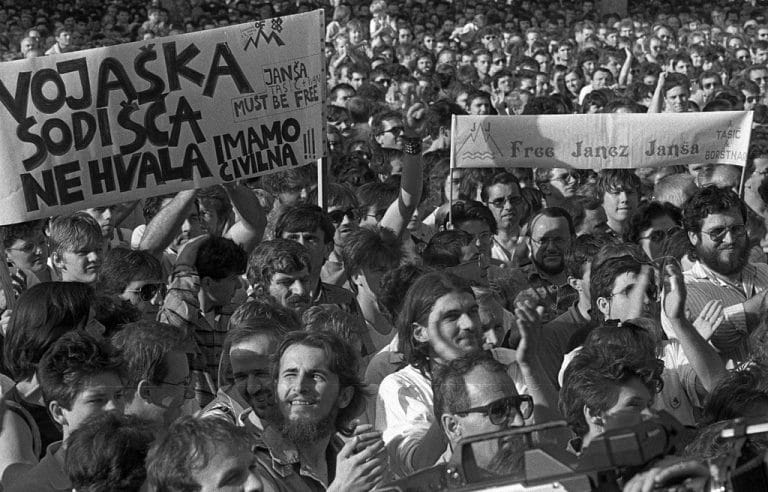 SAMO MILIJON NAS JE