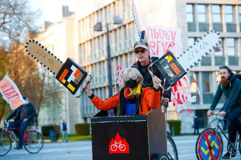 MATERIALIZACIJA JENULLA S PROTESTNIŠKIH BICIKLOV POTUHNJENO V PARLAMENT