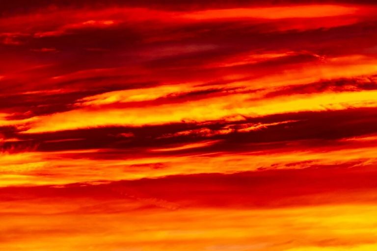 NEKDO HOČE, DA SE RUMENCI IN RDEČI SPOPADEJO