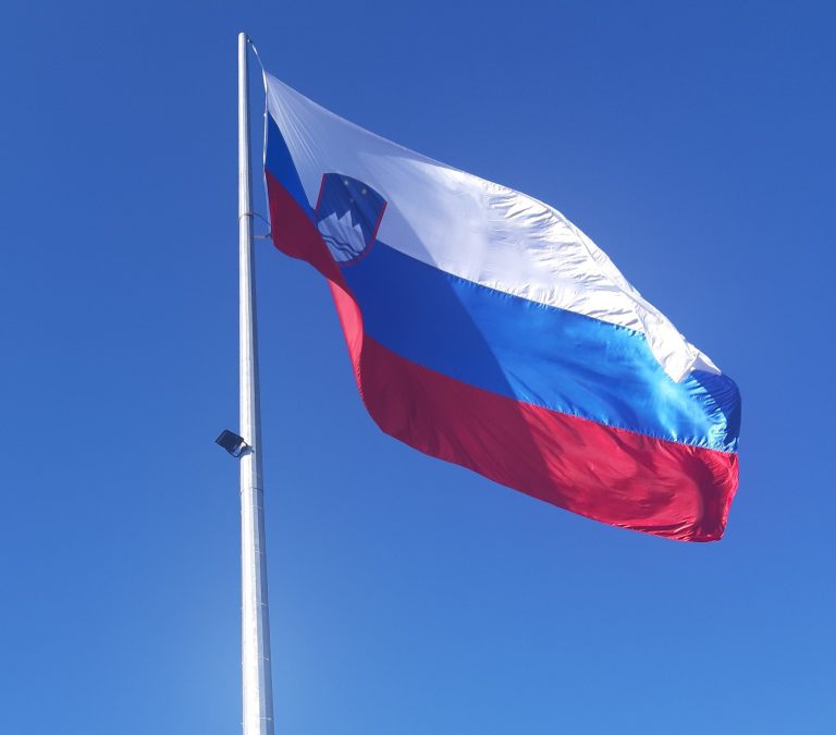 KUČAN OSTAJA S KURCEM V RITI DRŽAVE