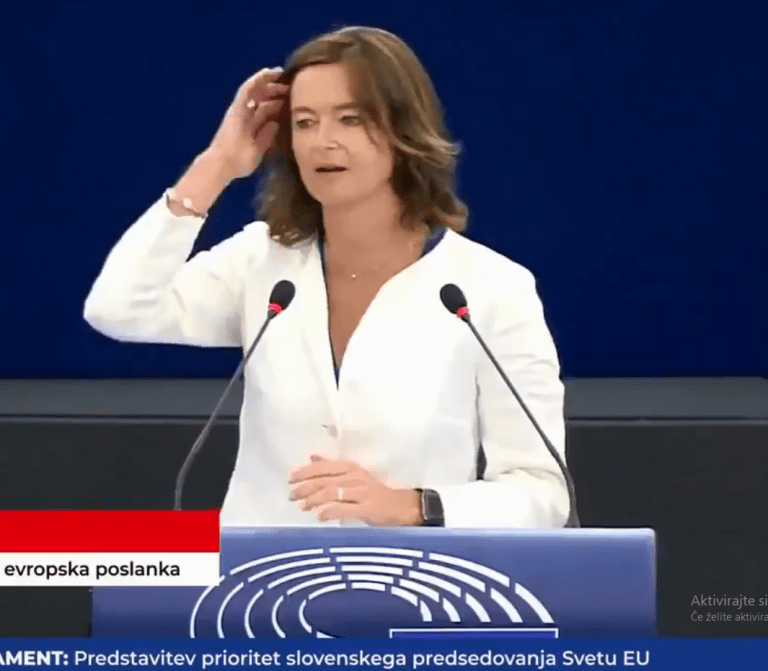 TANJA FAJON NAD SLOVENIJO Z RAFALI SRAMOTILNO-PODLIH LAŽI