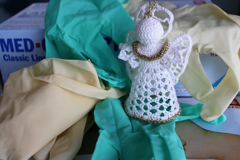 IZPOSTAVLJENE ŽRTVE COVIDA TARČE ZMERJANJA, POSMEHA, OBREKOVANJA