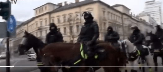 POLICIJA NA AGRESIVNEM PROTESTU: ODLOČNO, STROKOVNO, ELEGANTNO