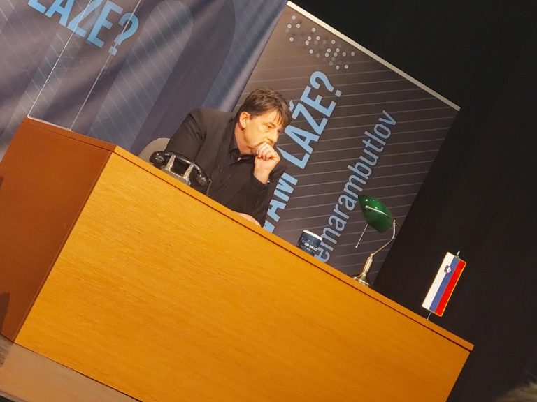 “KDO VAM LAŽE?” IN NABITA DVORANA