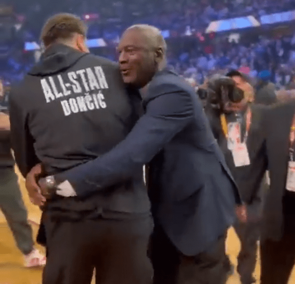 KO LEGENDA VSEH ČASOV OBJAME 23-LETNO SUPERZVEZDO